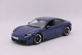Bburago Porsche Taycan Turbo S Metallic Blauw 1/24